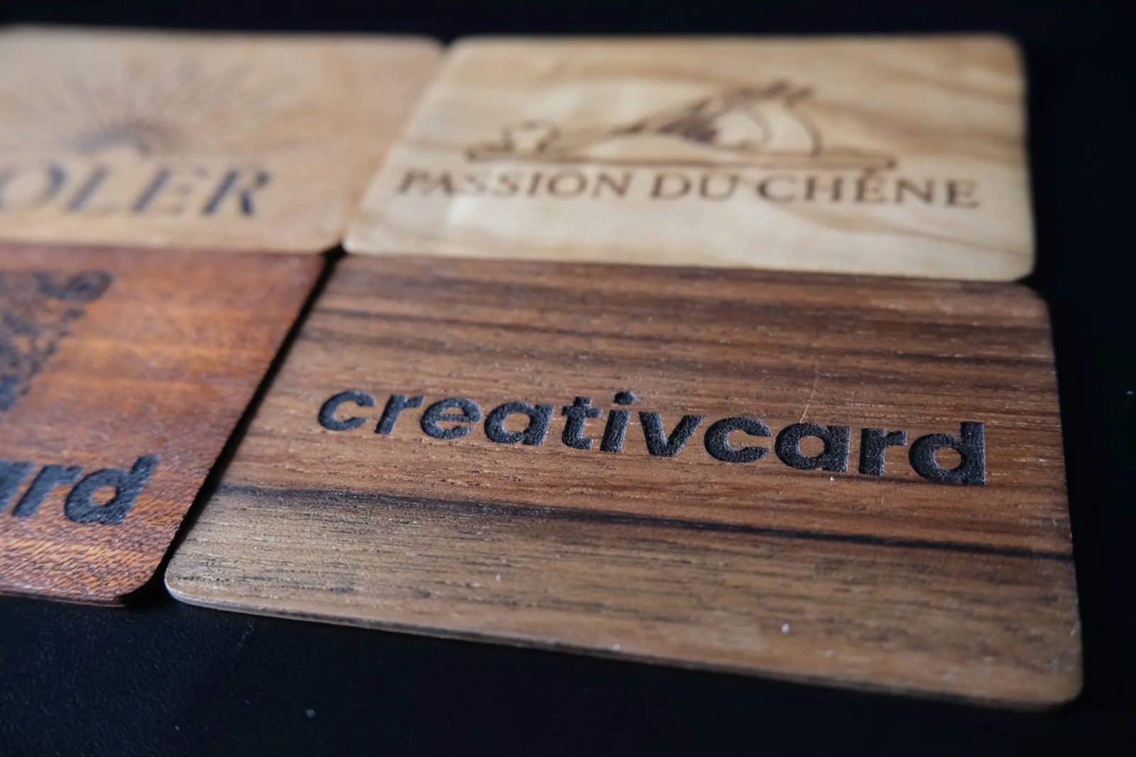 Cartes de visite CREATIVCARD en bois gravé, échangées lors d'un rendez-vous professionnel