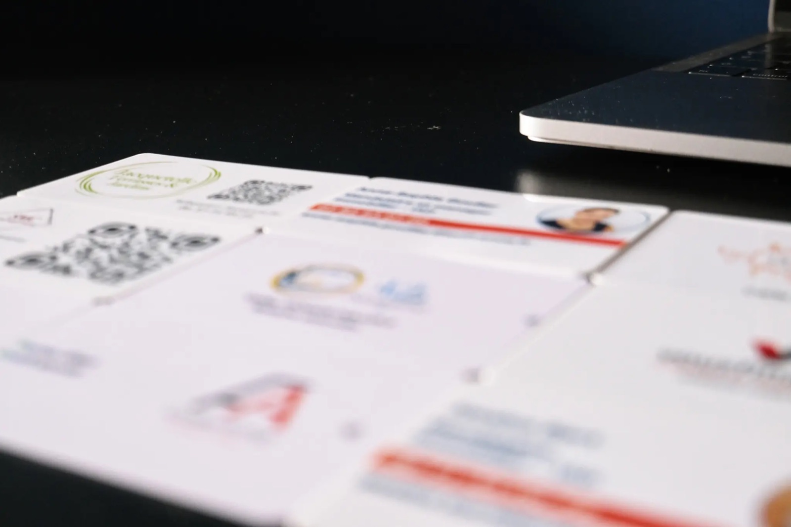 Cartes de visite CREATIVCARD en PVC posées sur un bureau, prêtes pour une tournée de rendez-vous commerciaux